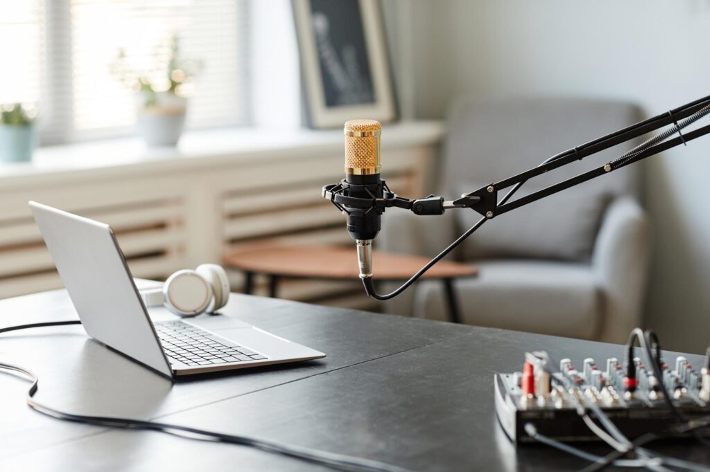 ¿Qué herramientas básicas se necesitan para grabar un podcast?