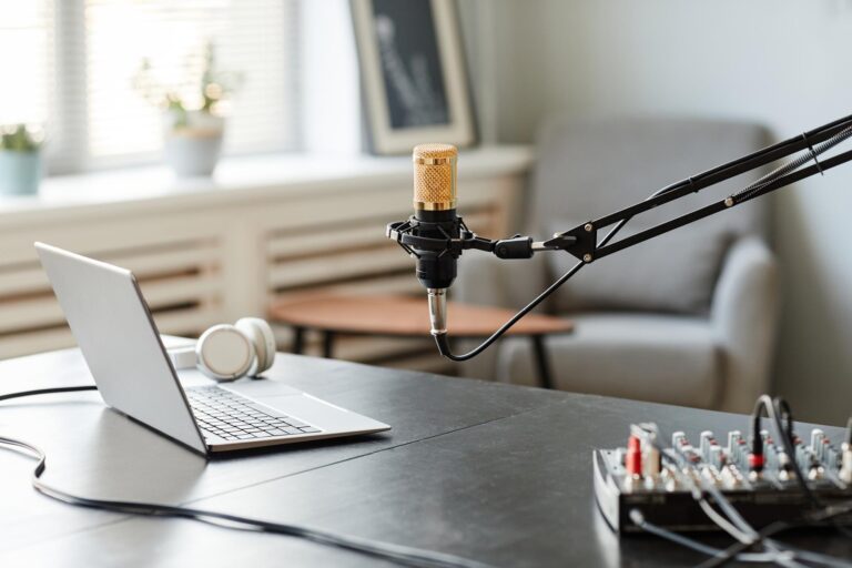 ¿Qué herramientas básicas se necesitan para grabar un podcast?